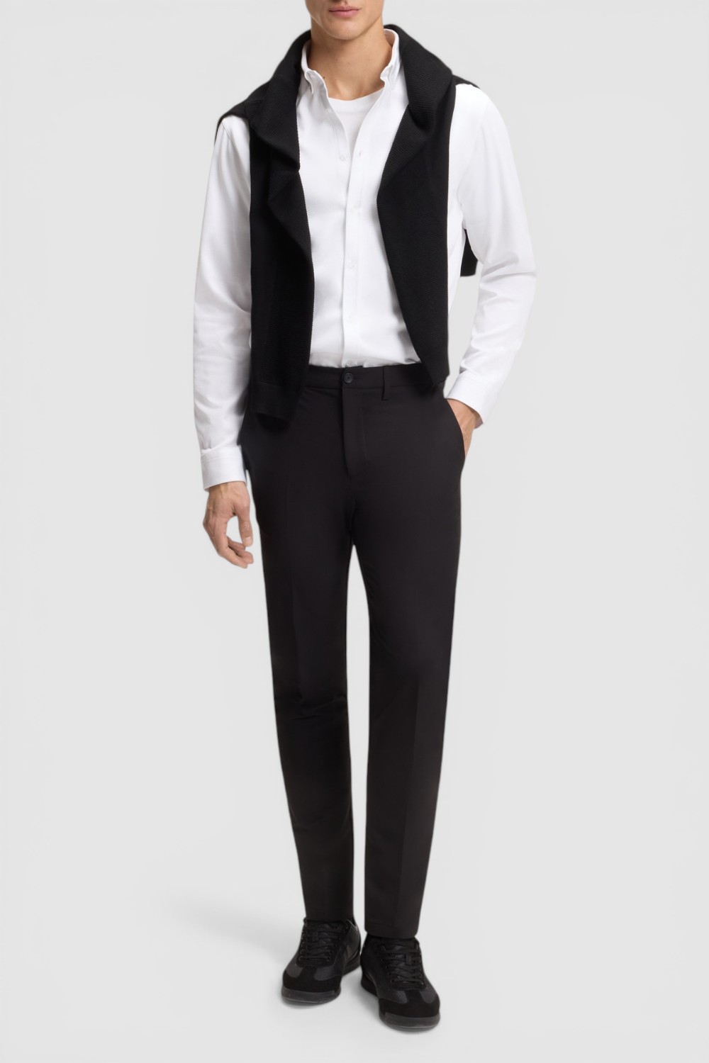 תמונת כל הלוק של חולצה מכופתרת בגזרה ישרה